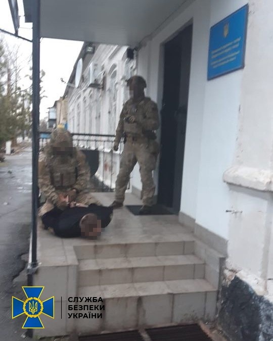 В Приморске задержали начальника сектора превенции одного из райотделов полиции Запорожской области. Фото: СБУ