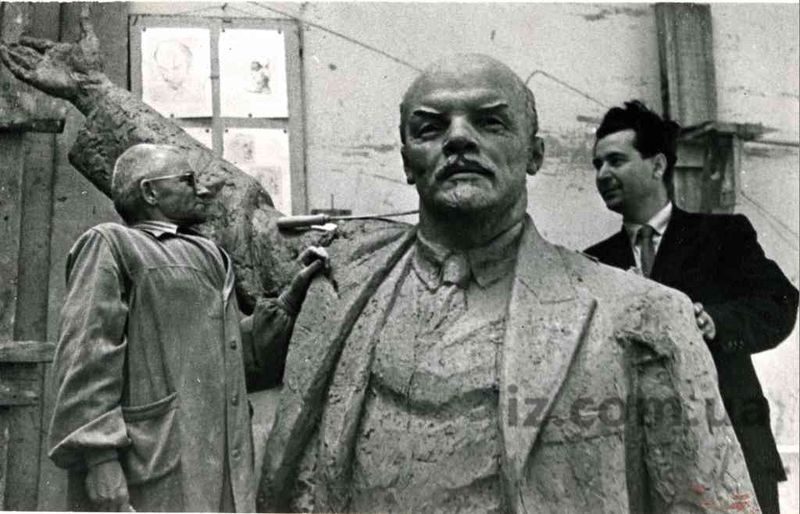 памятник Ленина ретро
