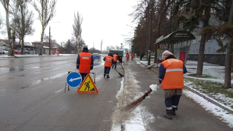 На запорожских улицах убирают снег