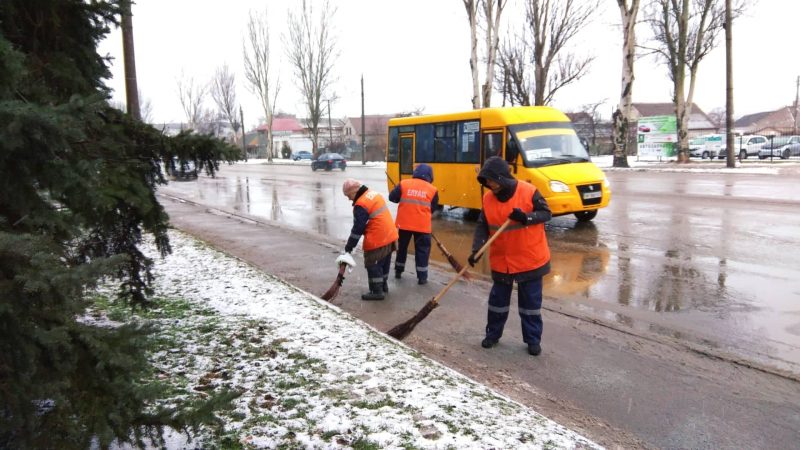 На запорожских улицах убирают снег