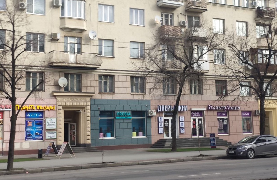 Предприниматели покрасили фасад на проспекте Соборном / все фото: Анна Покровская