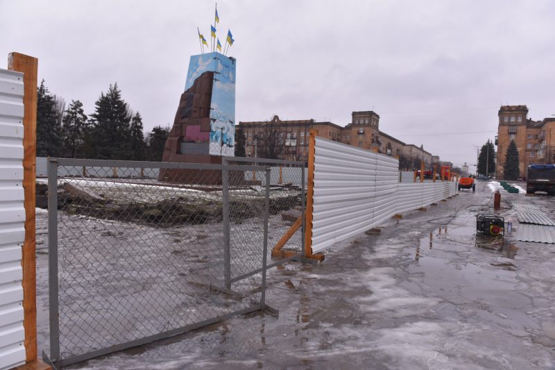 Постамент на площади Запорожской обнесли забором