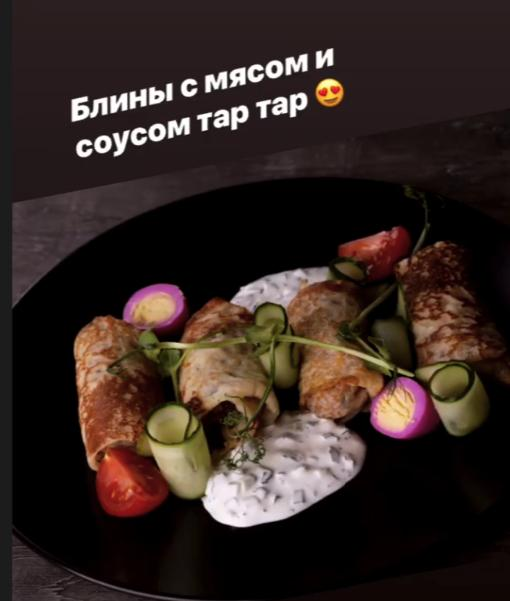 Блины с мясом и соусом Тартар в Teplo / фото со странички заведения в Instagram