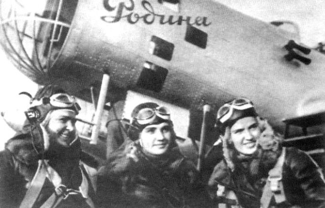Полина Осипенко с другими летчицами на фоне самолета 