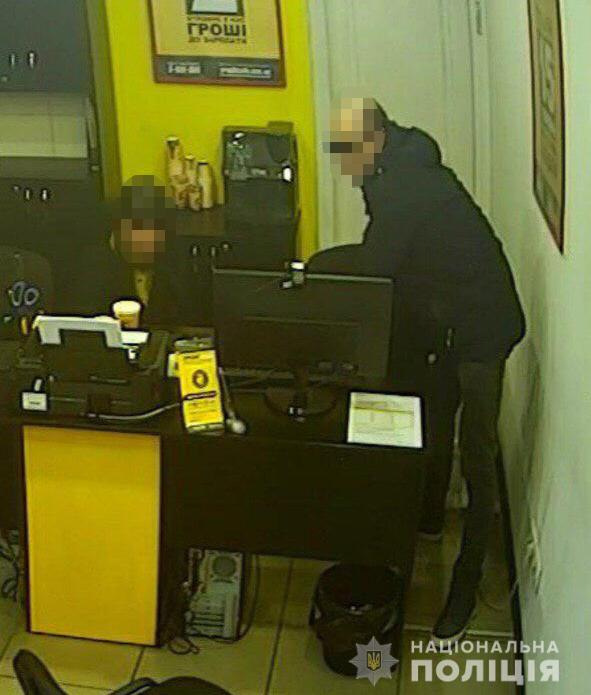 Злодей вынес из кредит-кафе 9 тыс грн