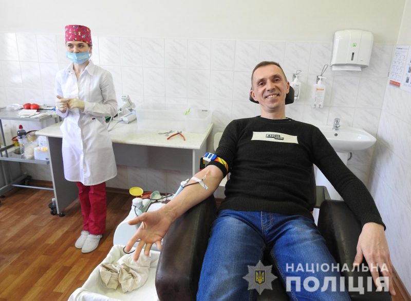 В Запорожье полицейские стали донорами - сдавали кровь