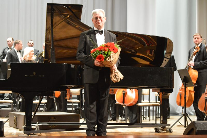 В Запорожье симфонический оркестр и выдающийся музыкант сыграли произведения Бетховена
