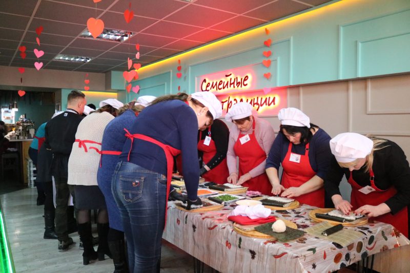 В Запорожье участниц красивого проекта научили готовить японские блюда