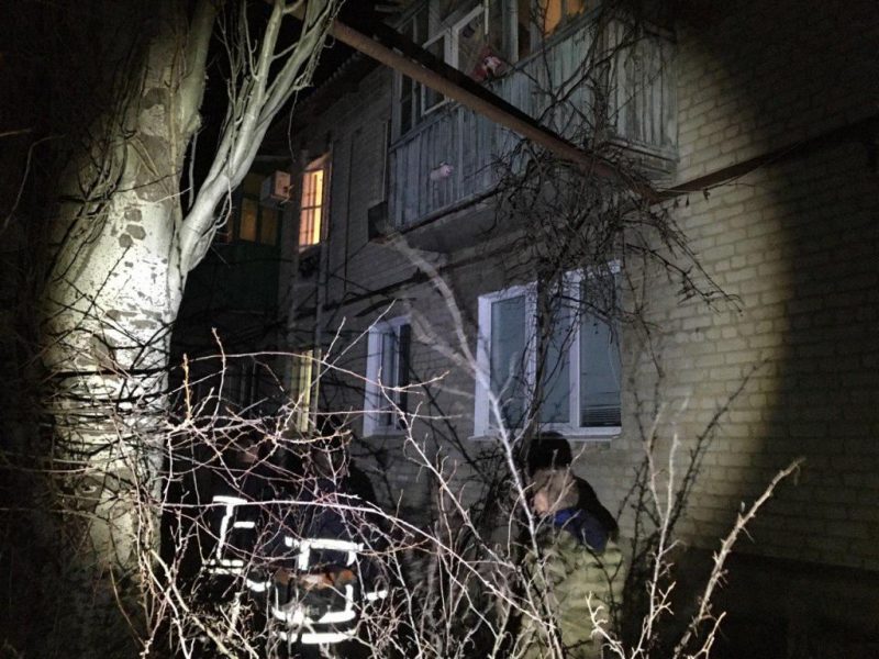 В Запорожской области людей эвакуировали из горящего дома