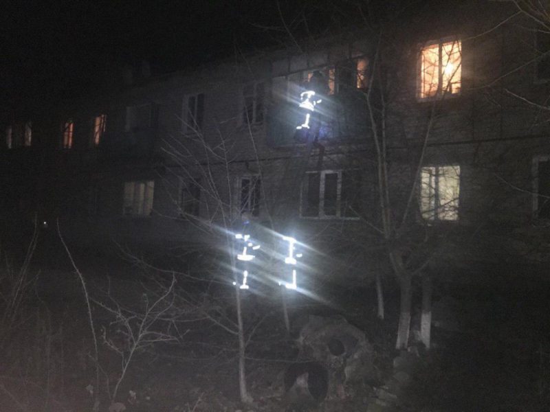В Запорожской области людей эвакуировали из горящего дома
