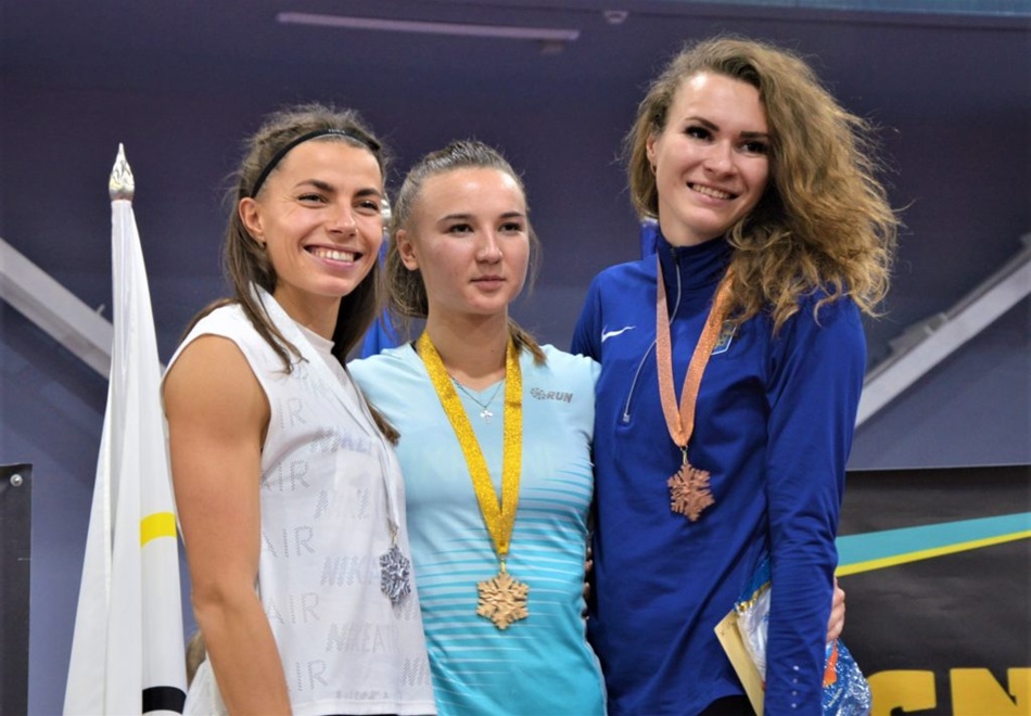 Чемпионка Украины в беге на 60 метров Виктория Ратникова (посередине). Фото: fb Федерація легкої атлетики Запорізької області