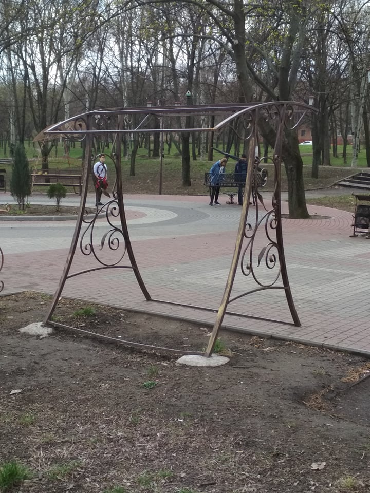 В парке Трудовой Славы сняли качели на Аллее выпускников
