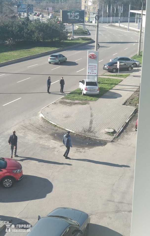 На проспекте Металлургов машина врезалась в баннер / фото: Vgorode