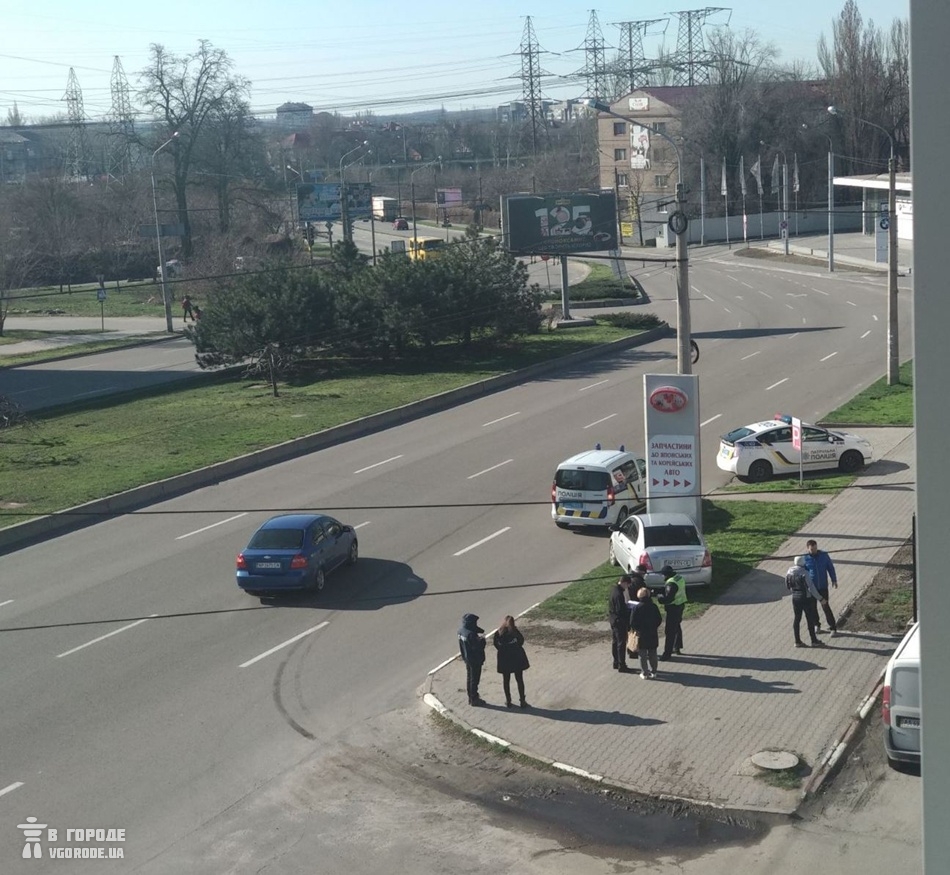 На место ДТП уже приехали патрульные и полиции / фото: Vgorode