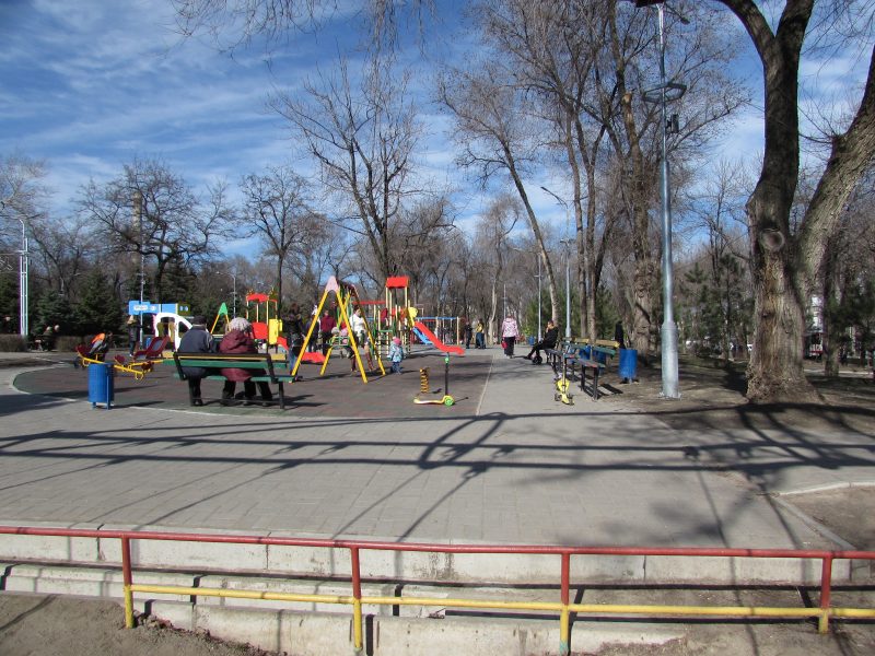 детская площадка в парке Климова