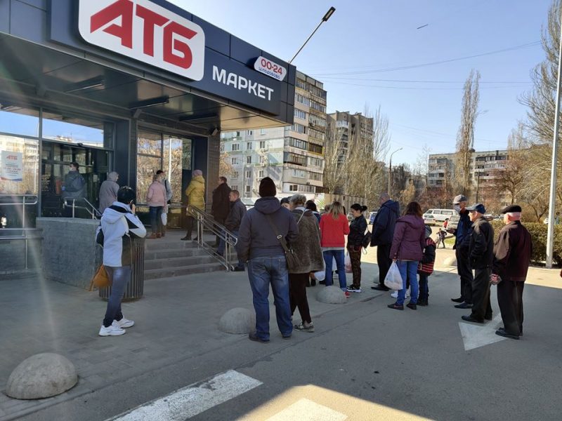 Карантин: возле запорожских супермаркетов собираются большие очереди