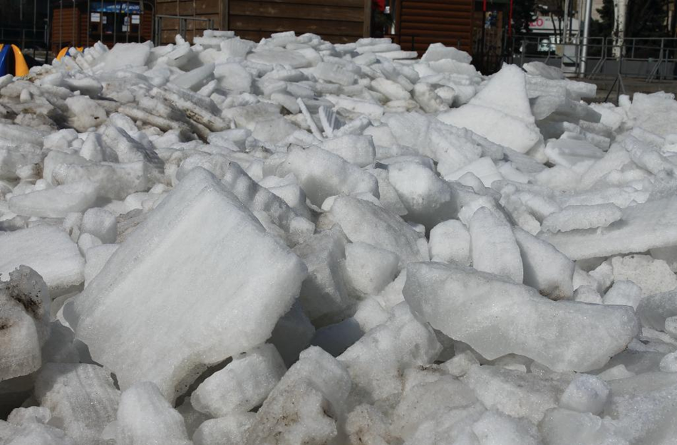 Вот такие теперь куски льда в центре площади / фото: Анна Покровская