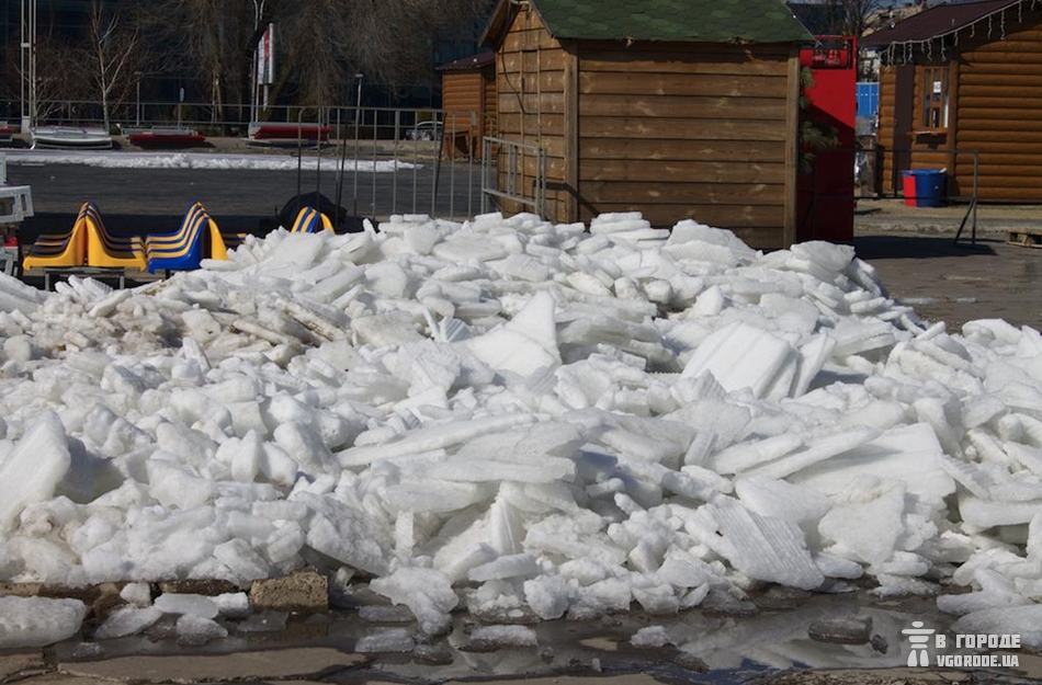 Стулья вынесли, лед раздолбили / фото: Анна Покровская