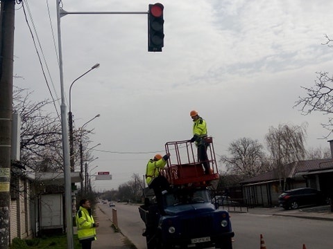 На оживленном перекрестке в Запорожье установили светофоры
