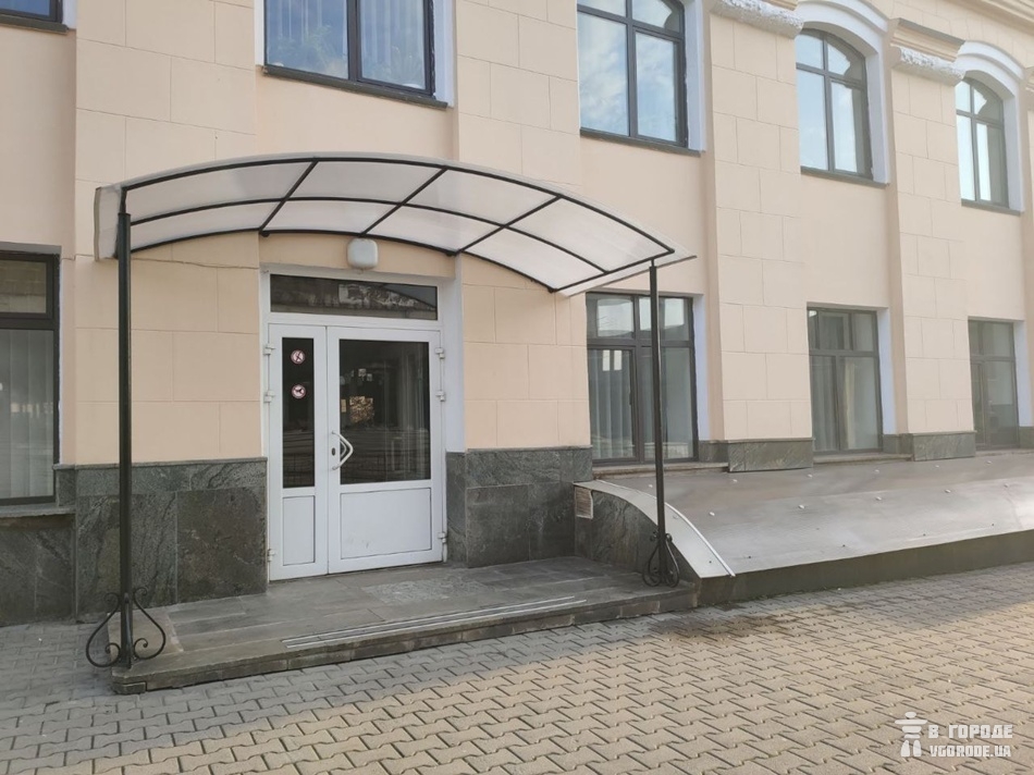 Изолятор находится с торца здания слева от главного входа / фото: Анна Покровская