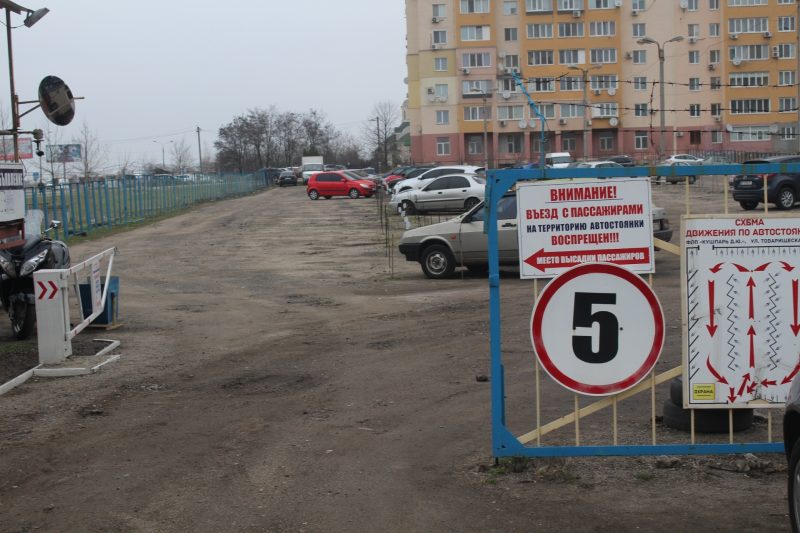 В Запорожье начали демонтировать незаконную автостоянку