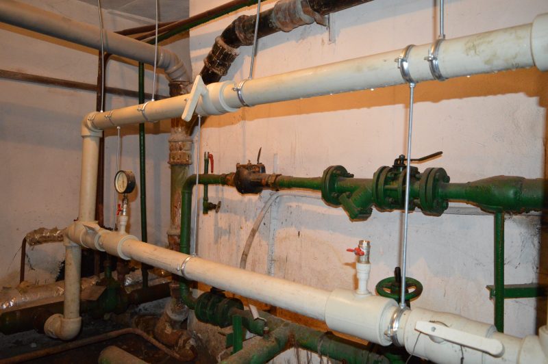 В Запорожье в жилом доме заменили аварийный трубопровод