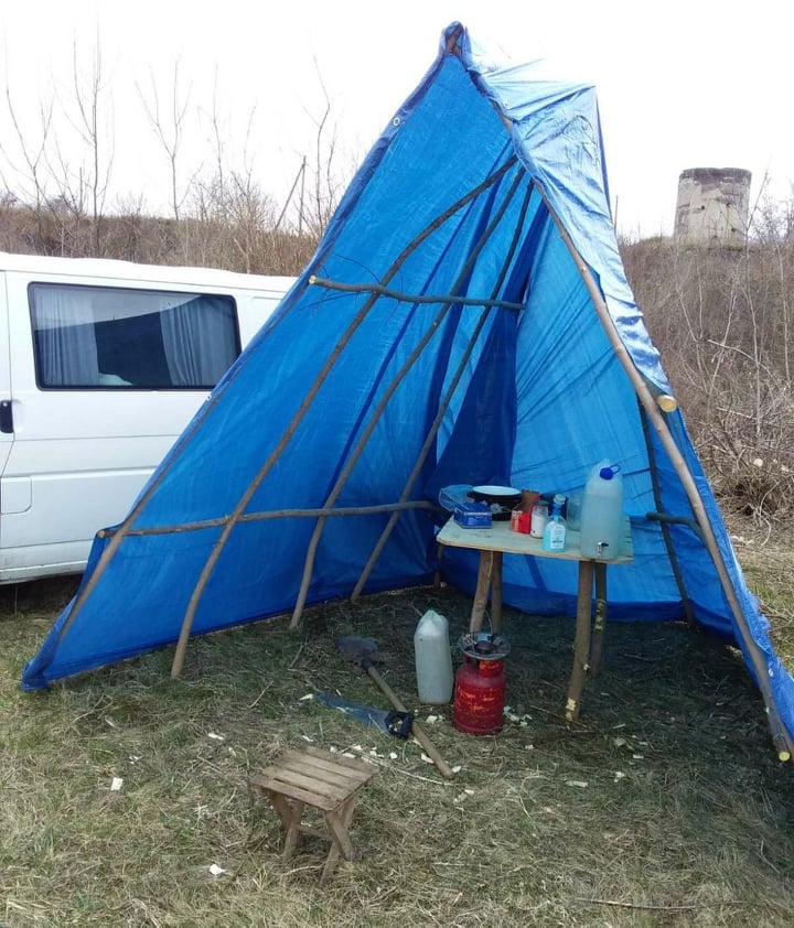 палатка, в которой живет мужчина на самоизоляции