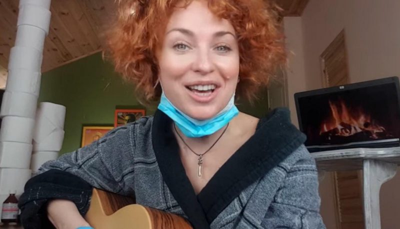 Актриса «Дизель шоу» Виктория Булитко записала шуточную песню о карантине - видео