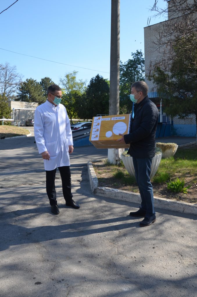 В Запорожскую область от Фонда Рината Ахметова и компании Метинвест доставили 30 тысяч экспресс-тестов на COVID-19