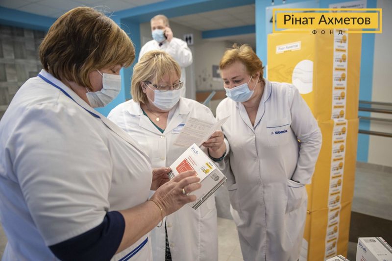 Сьогодні медики Донецької області отримали від Фонду Ріната Ахметова 50 тисяч експрес-тестів для виявлення COVID-19