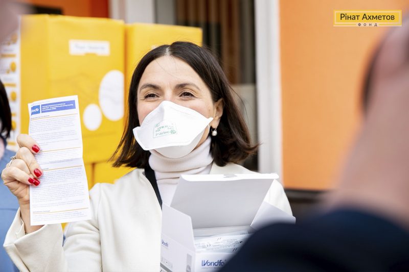 Фонд Ріната Ахметова передав медикам Києва 25 000 тестів для виявлення коронавірусу