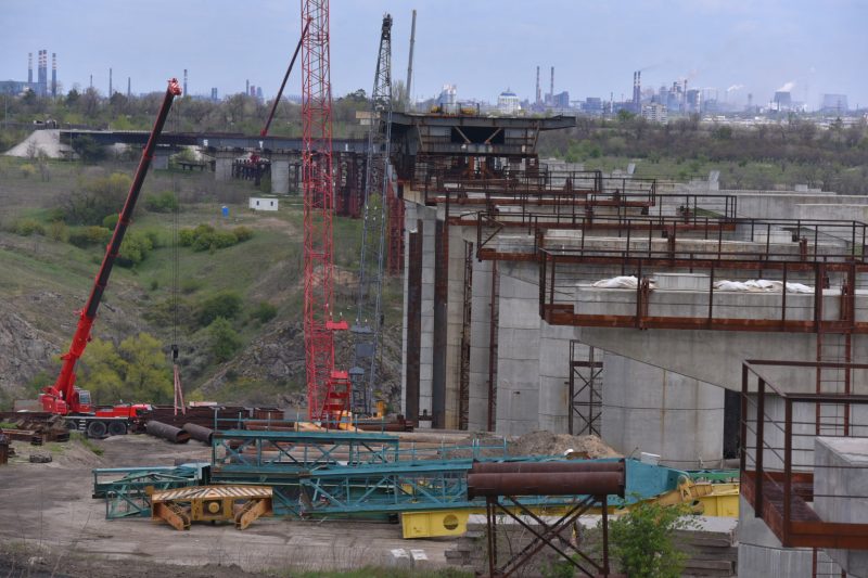 Как продвигается строительство запорожских мостов через Днепр