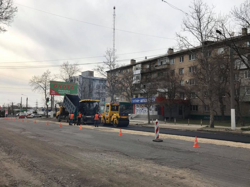На проспекте Богдана Хмельницкого в Мелитополе продолжает ремонт дорожного покрытия