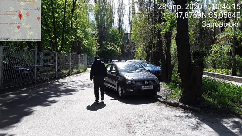 В Днепровском районе водители упорно нарушают правила парковки