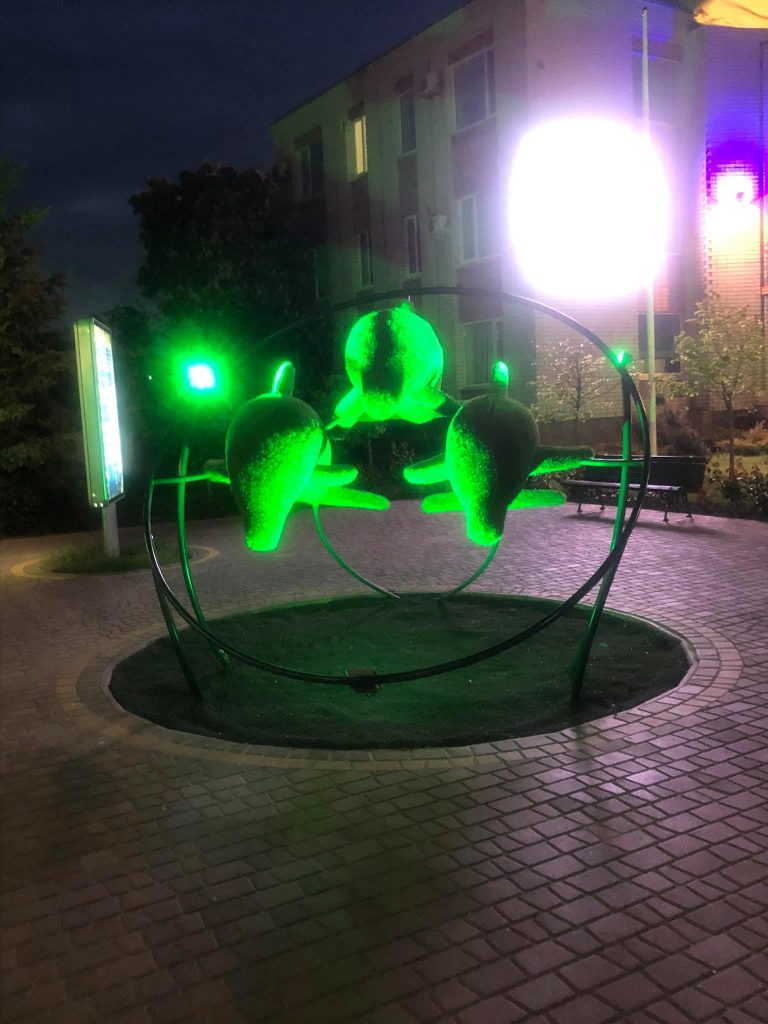В Кирилловке подсветкой дополнили скульптуру зеленых дельфинов