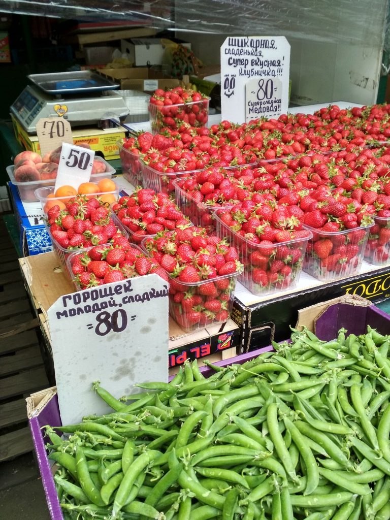 На Крытом рынке цены на овощи и ягоды немного снизились, но продавцы говорят ненадолго