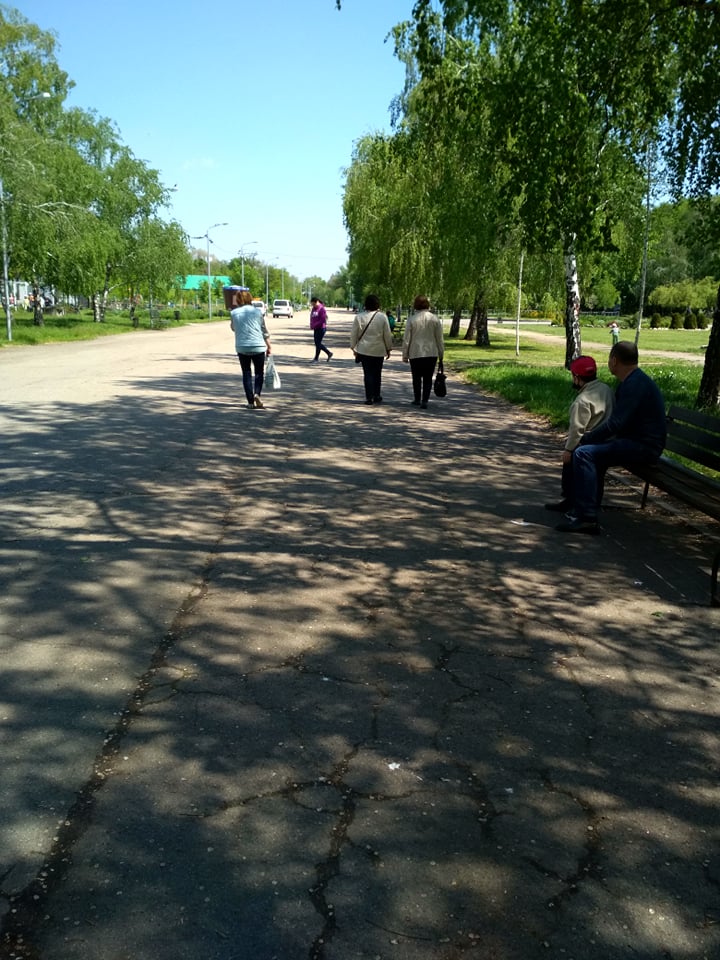 Запорожцы массово гуляют в парках