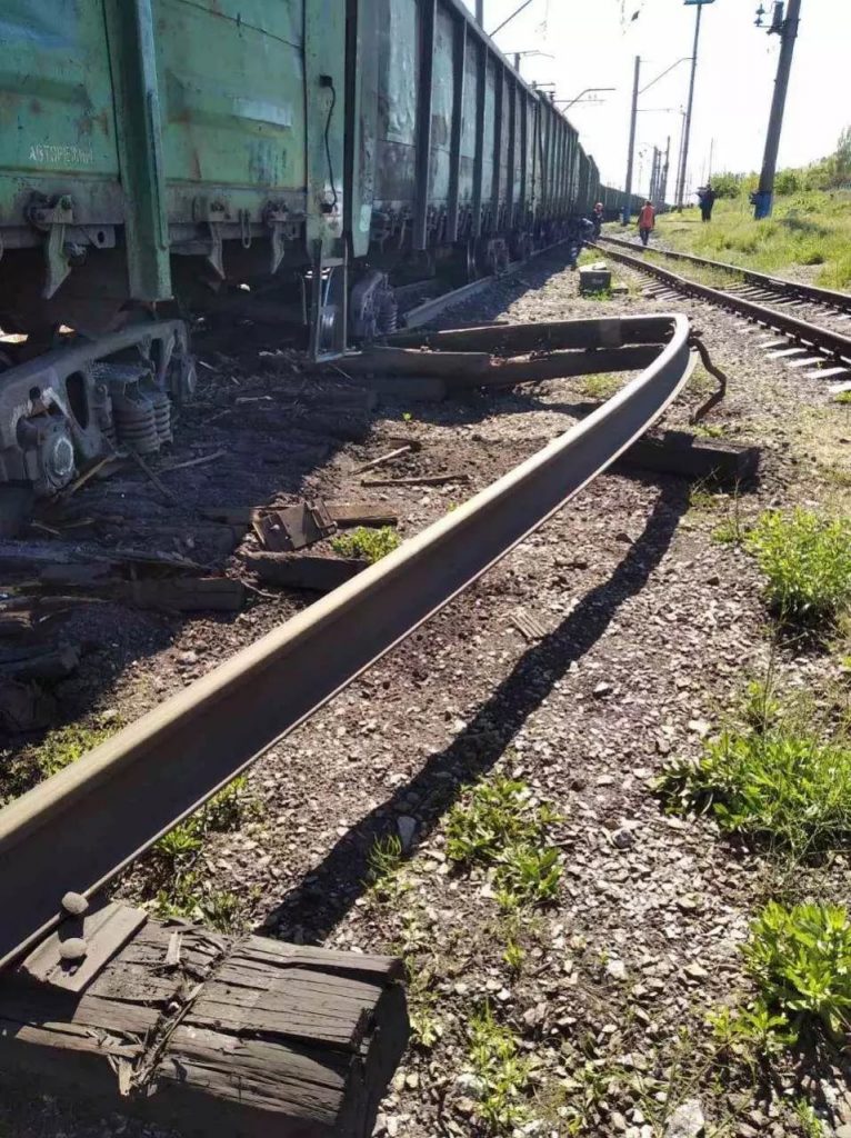 В Запорожье грузовой поезд сошел с рельсов - фото