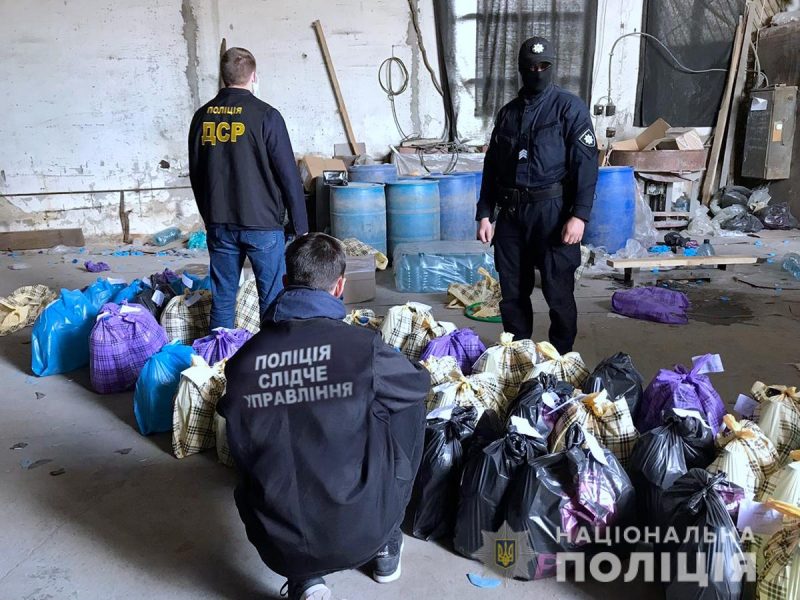 В Запорожье полиция нашла большой склад поддельного алкоголя