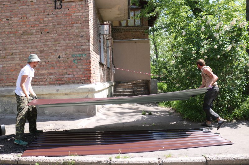 В Запорожье жители дома с аварийной крышей дождались ремонта