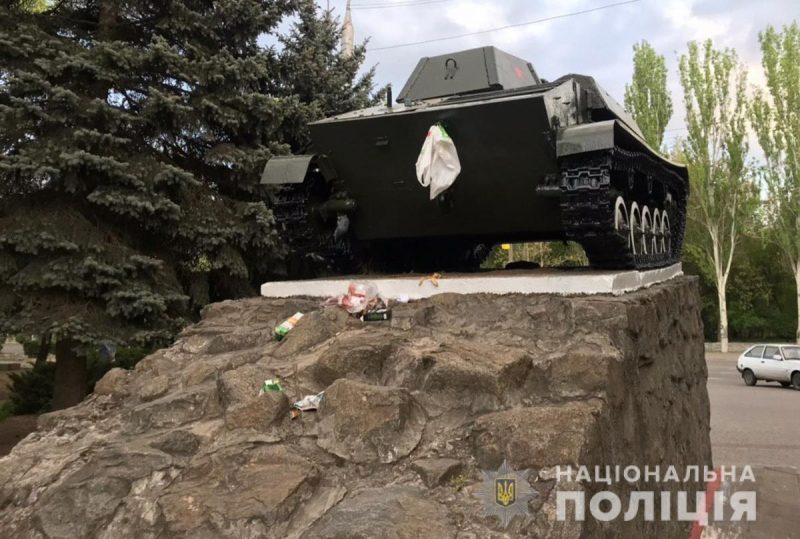 52-летний житель Мелитополя забросал мусором мемориал