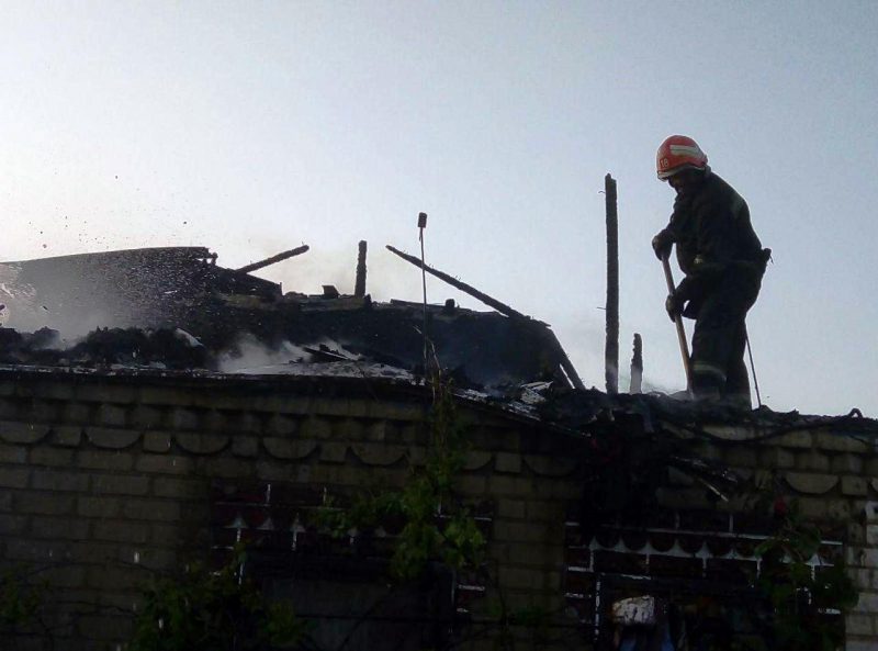 В Запорожской области горела крыша жилого дома
