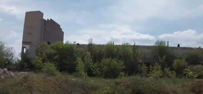 В городе-призраке Запорожской области исследователи спустились в заброшенную шахту - видео