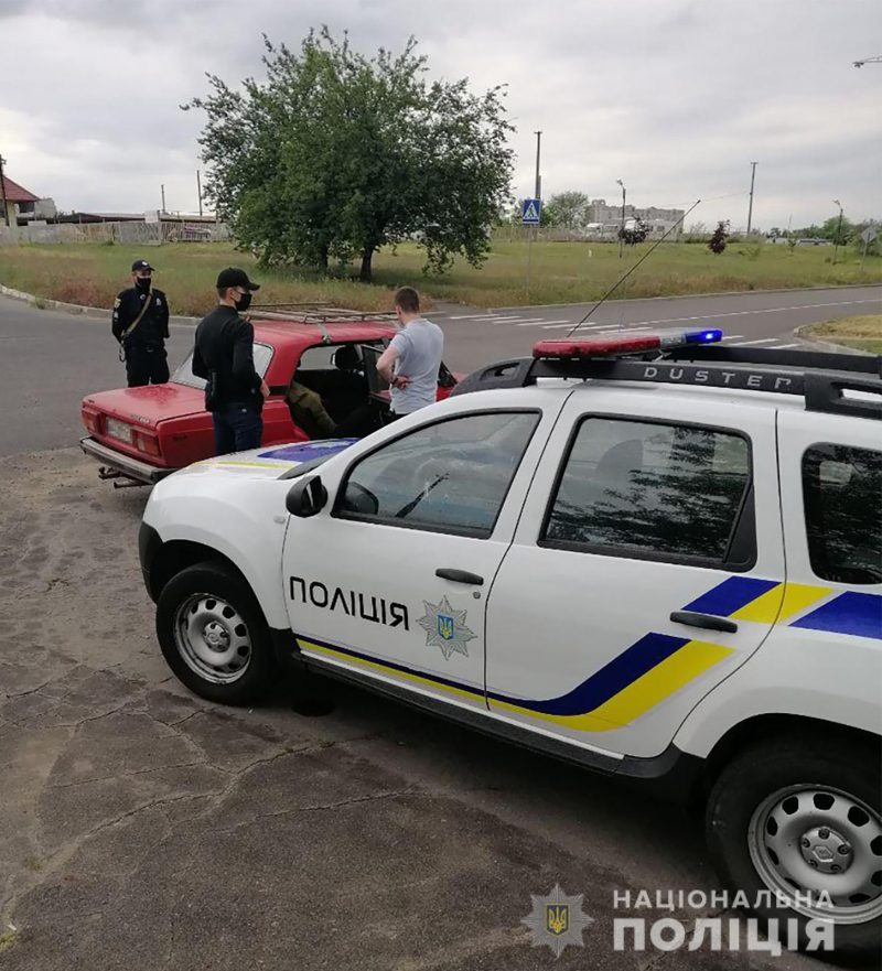 Автомобиль с наркотиками полицейские остановили на въезде в Днепрорудное