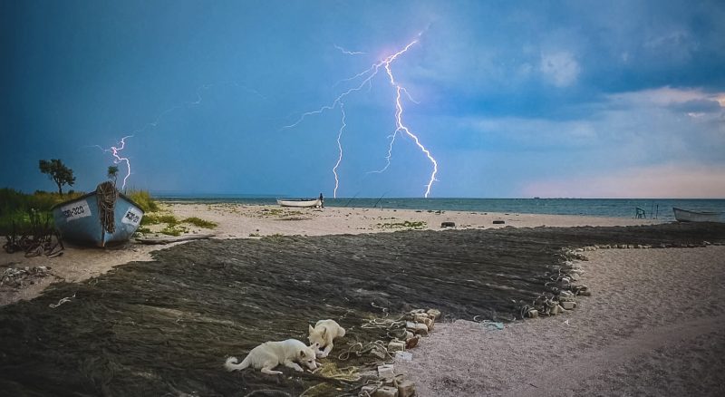 Фотограф из Запорожской области запечатлела молнии над морским побережьем - фото, видео