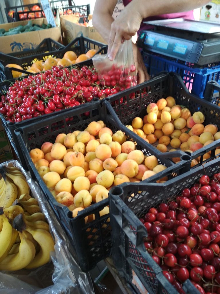 На рынках сегодня уже можно купить абрикосы и малину