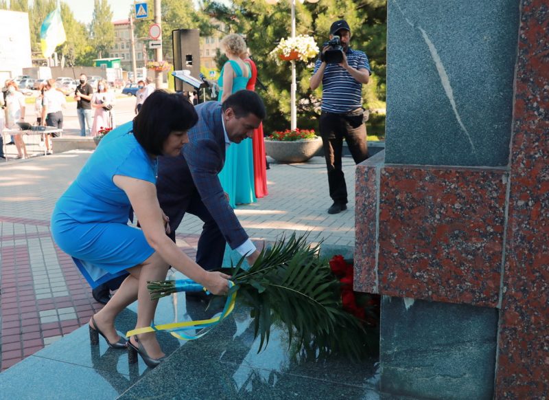 Накунуне Дня Коституции запорожцы возложили цветы к памятнику Тараса Шевченко