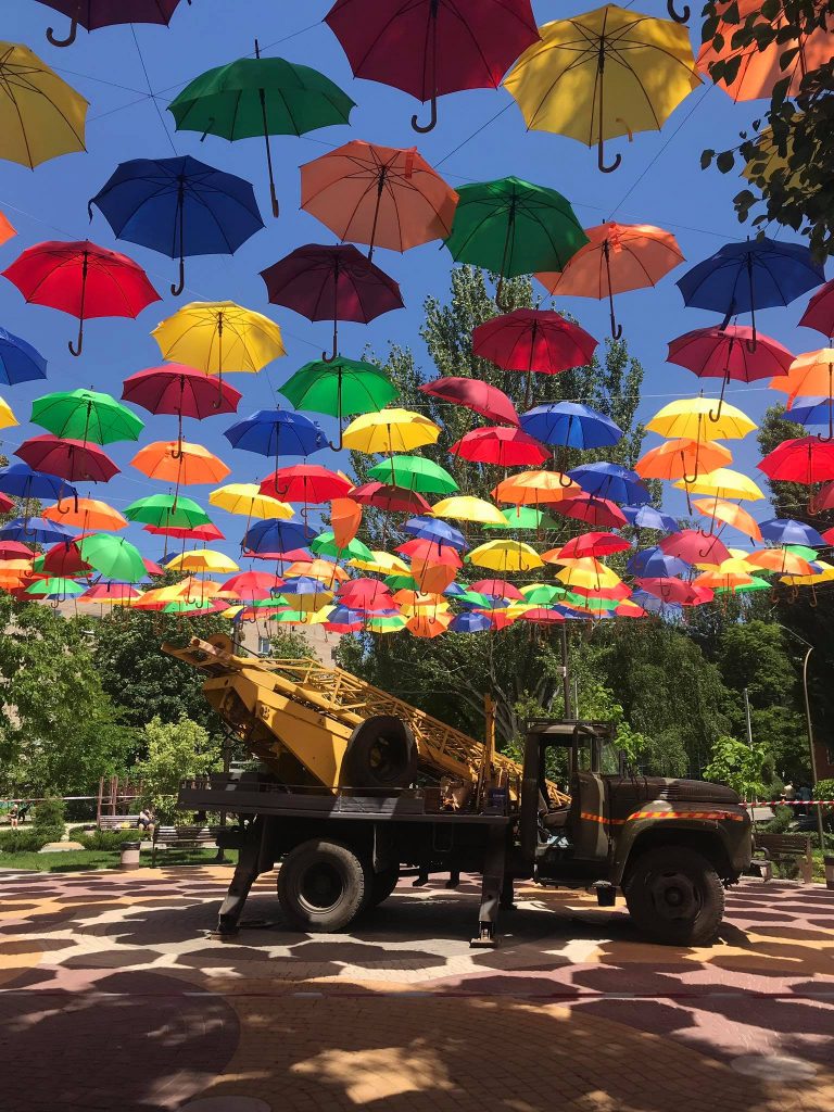Сквер Мелитополя в третий раз укрыли яркие зонтики