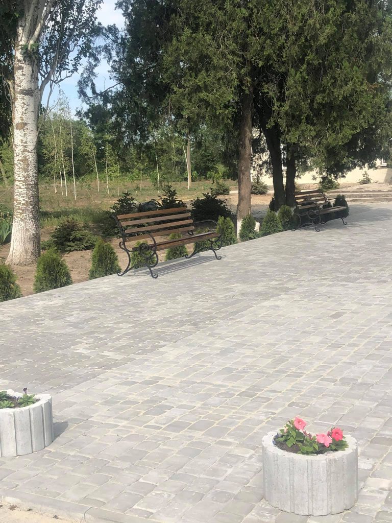 В селе Охримовка завершают работы по созданию нового сквера