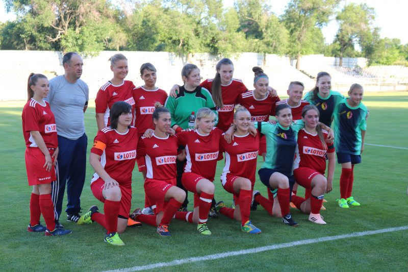 В Запорожье состоялся интересный матч женских футбольных команд - фото